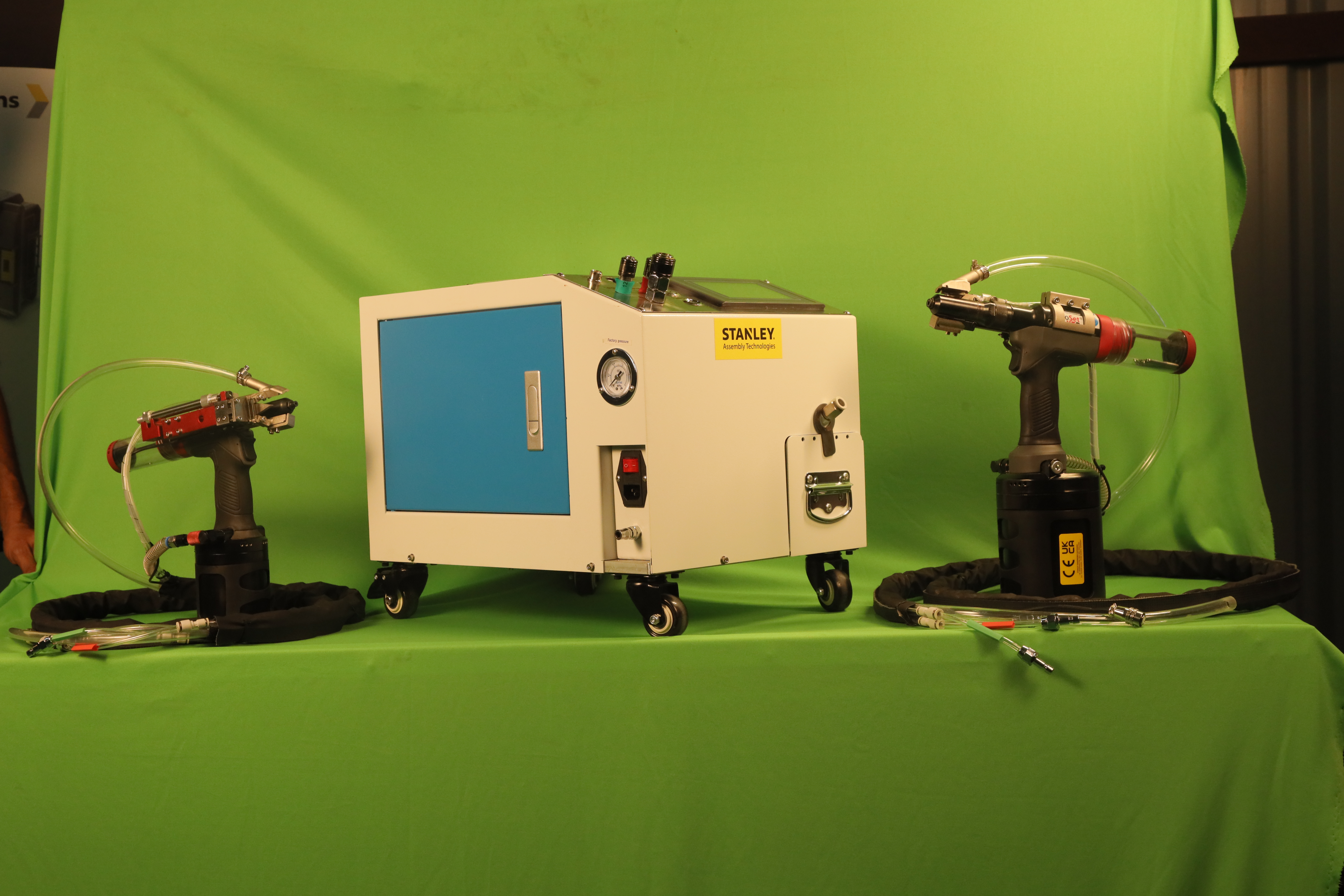 Robotic handling and machine tending cell